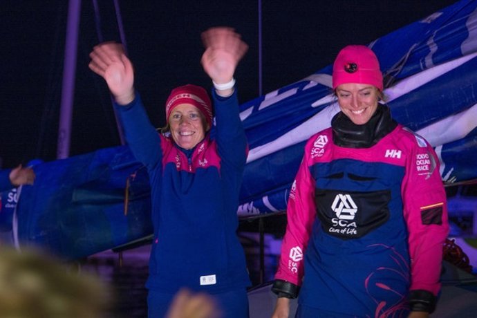 Sam Davies y Justine Mettraux a la llegada a Lorient