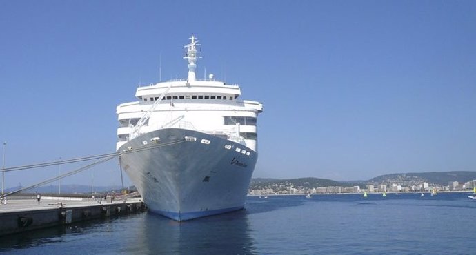 Crucero atracado en Palamós