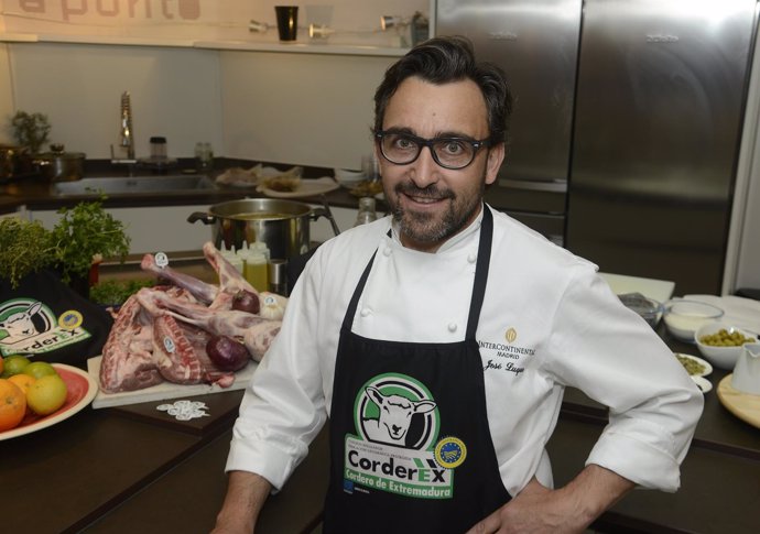 El chef José Luque cocina cordero de Extremadura Corderex