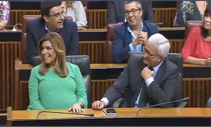 Susana Díaz y Manuel Jiménez Barrios en la sesión de investidura