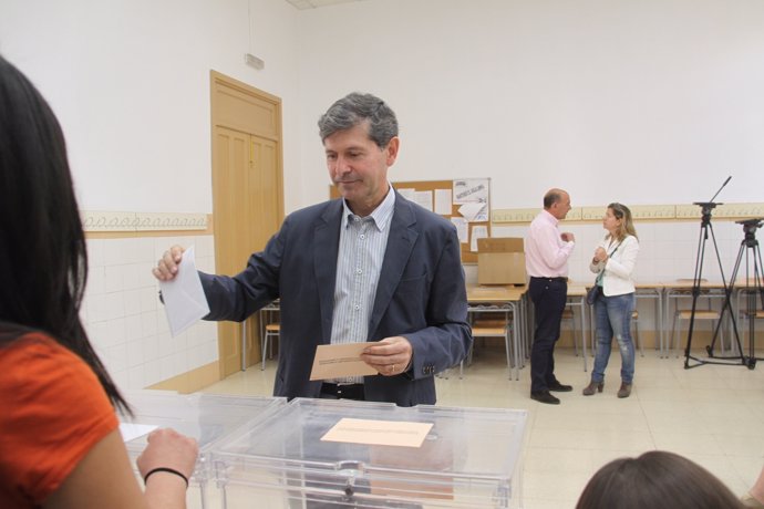 Alfonso Bataller vota en Castellón dela Plana