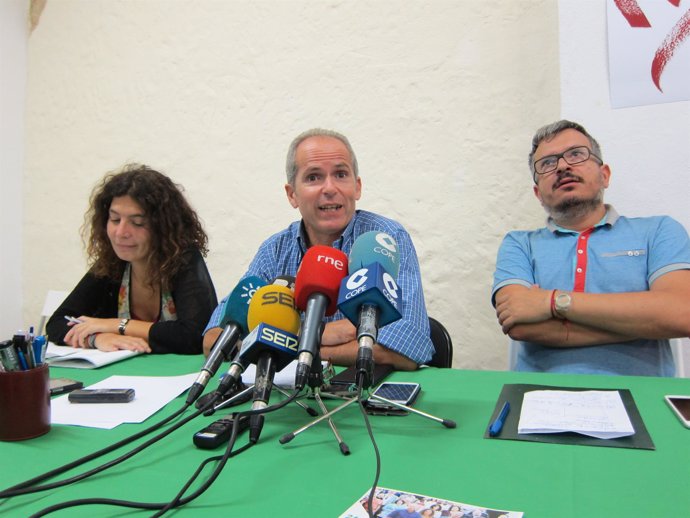 Blázquez interviene en la rueda de prensa, entre López y De los Ríos