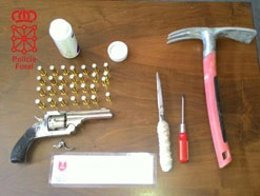 Armas incautadas a los detenidos.