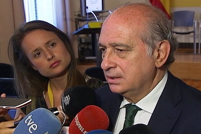 Fernández Díaz pide a Colau "sentido institucional"