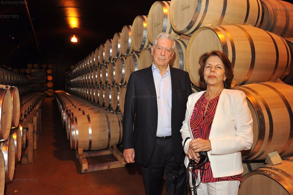 Mario Vargas Llosa y Patricia Llosa  en una bodega