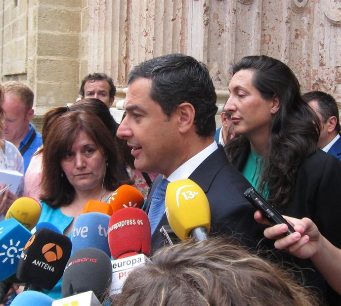 Juanma Moreno en declaraciones a los periodistas tras el pleno