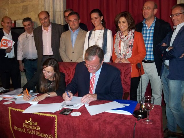 Gemma Villarroel y  Antonio Silván firman el acuerdo de regeneración