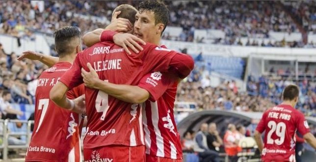 Sandaza y Lejeune se abrazan tras un gol del Girona