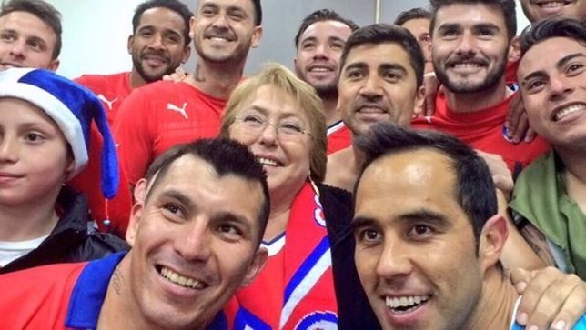 Bachelet se hace un selfie con la selección chilena