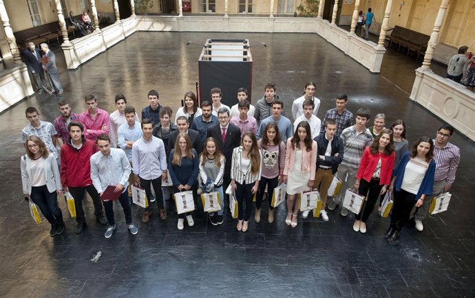 Educación reconoce a 42 estudiantes premiados este curso en concursos escolares.