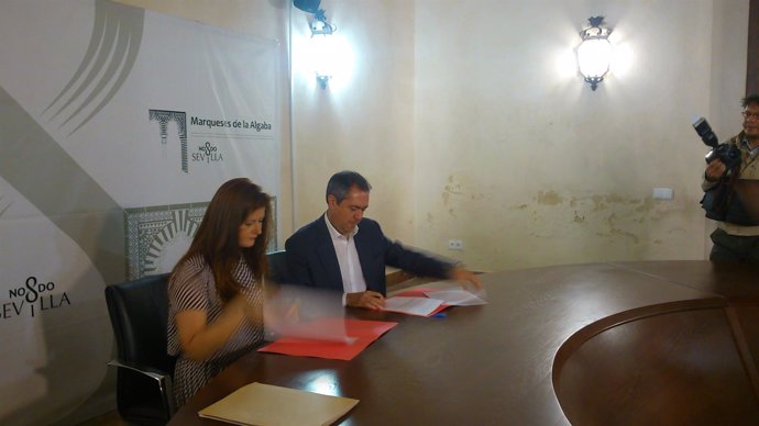 Susana Serrano y Espadas firman el acuerdo.