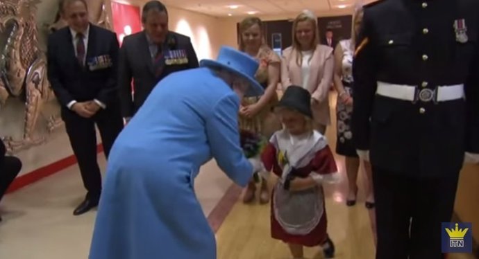 La reina Isabel recibe a una niña antes de ser golpeada