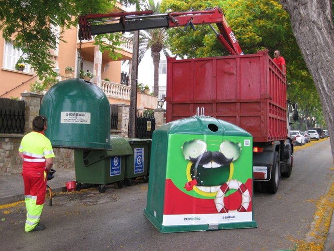 Contenedores con la imagen de la campaña de Ecovidrio y EMAYA