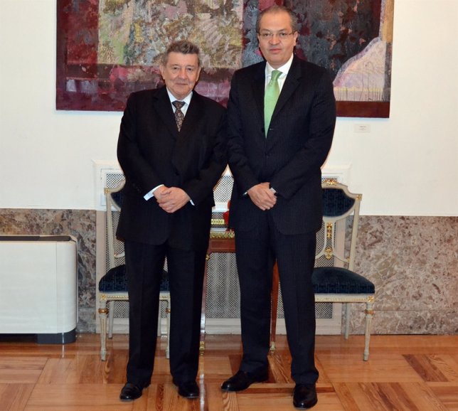  El Embajador De Colombia Y El Embajador En Perú En España