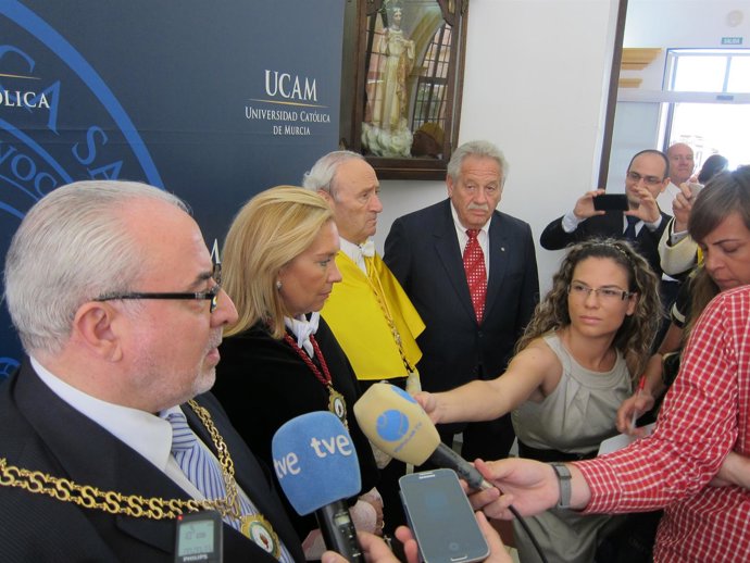 El presidente de la UCAM, José Luis Mendoza, atiende a los medios 