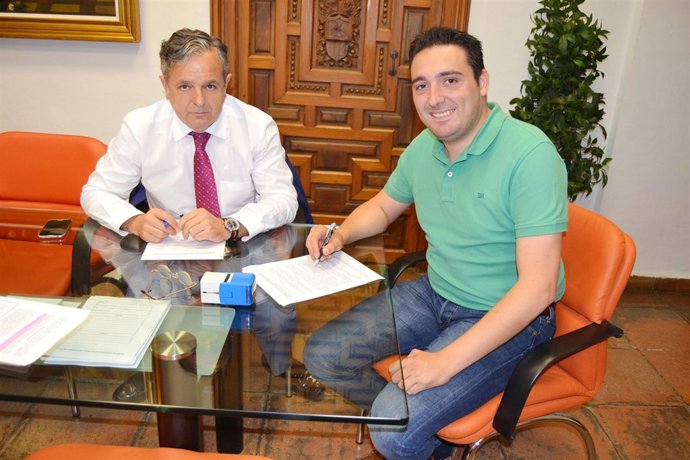 Fuentes y Estepa durante la firma del convenio