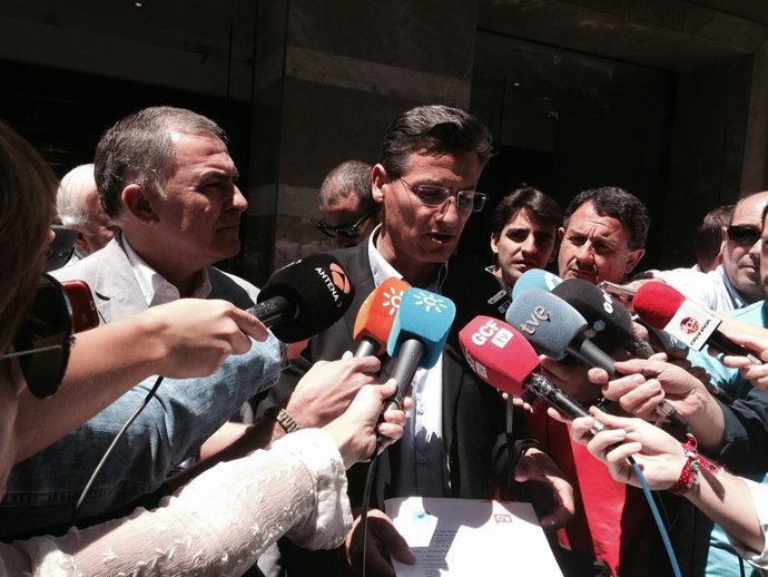 Santiago Pérez y Luis Salvador atienden a los medios