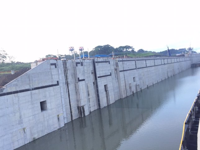 Llenado de las esclusas del Canal de Panamá