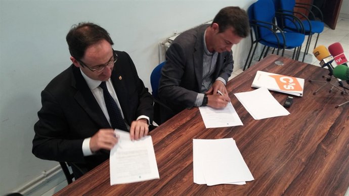 Firma del acuerdo entre PP y C's en Palencia
