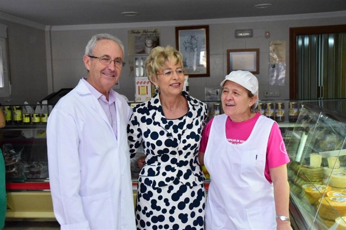 Elena Víboras en Montefrío, con responsables Queso Montefrieño