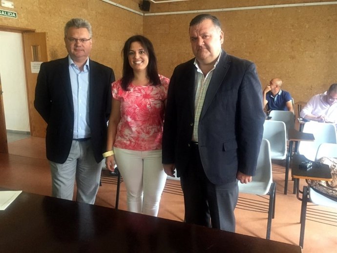 Zurera (dcha) junto a Carmen Quintero (COAG) y el alcalde pontanés