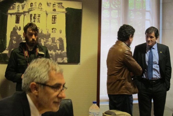 Gaspar Llamazares, en primer término, con Javier Fernández al fondo