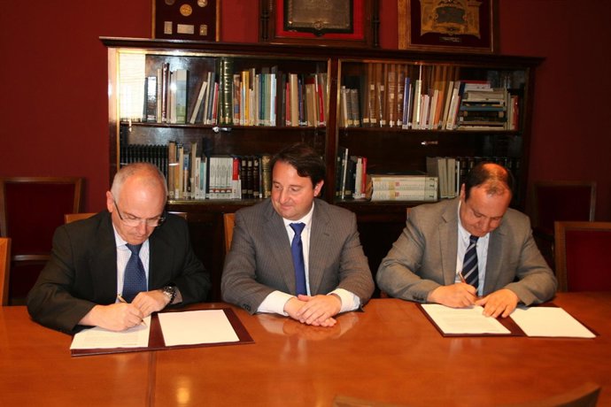 José Carlos Montes, José M García y José Miguel Sánchez en la firma del convenio