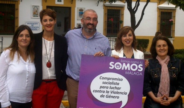 David Valadez y Beatriz Rubiño con mujeres de Estepona