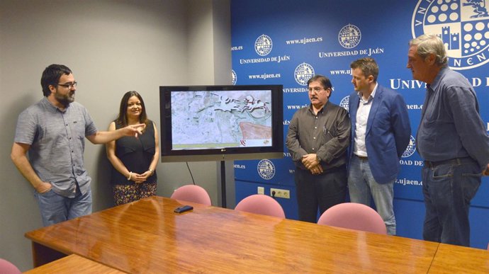 Presentación del convenio para realizar la carta arqueológica de Mengíbar.