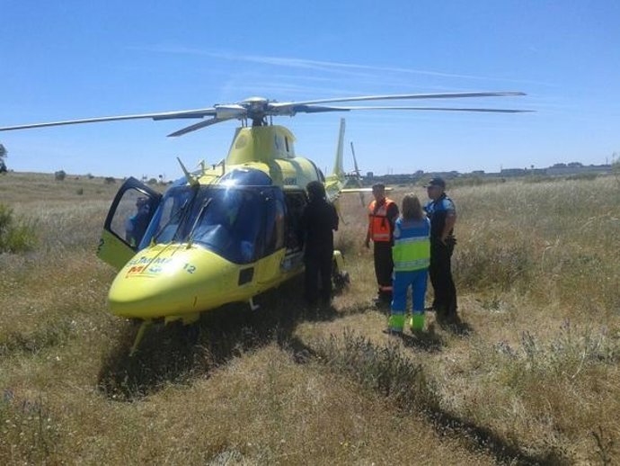 El helicóptero del 112 acude a recoger al ciclista accidentado. 