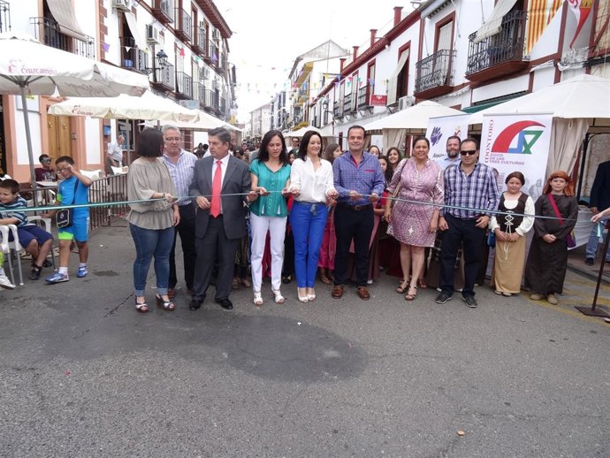 Crespín (centro) corta la cinta inaugural