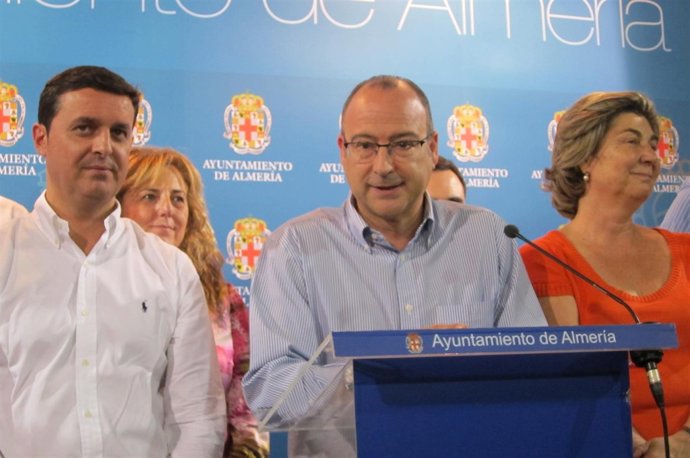 El alcalde en funciones de Almería, Luis Rogelio Rodríguez-Comendad