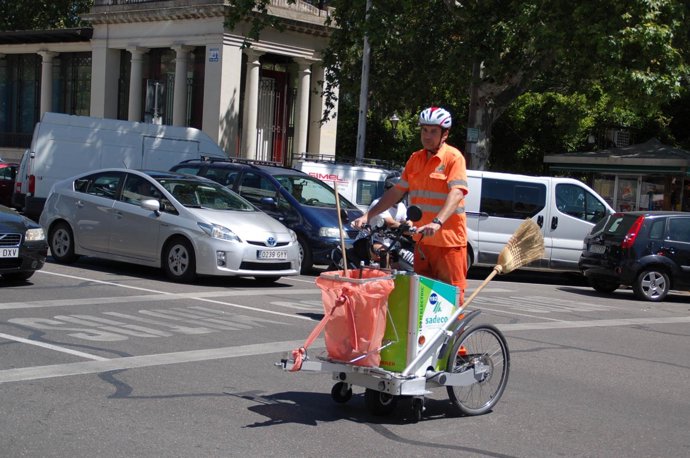Un operario de limpieza viaria de Sadeco