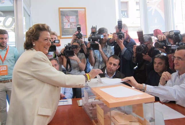 Rita Barberá votando en su colegio electoral