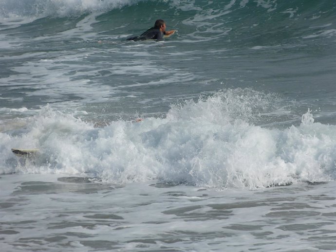 Surfistas en la playa del Miracle de Tarragona, surf
