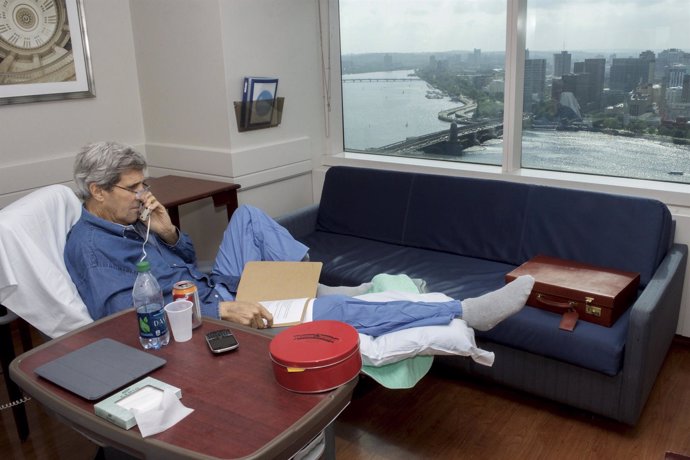 Kerry en su despacho recuperándose de su accidente
