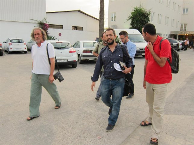 Sebastián Pérez (centro) sale del hotel con el resto de la delegación de IU