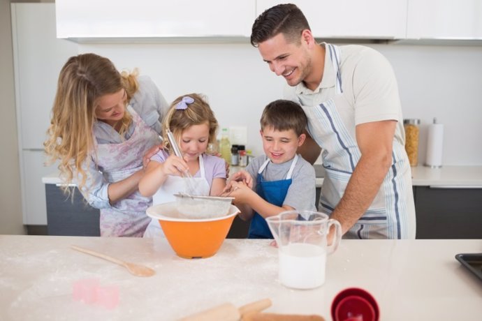 Cocinar en familia. Familia cocinando. Niños y padres en la cocina.