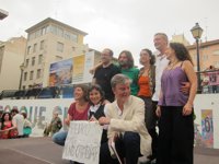 Varios cientos de personas arropan a Santisteve a su entrada al Ayuntamiento para ser investido alcalde