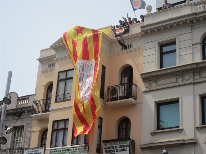 Una 'estelada' en la plaza de la Vila de Badalona