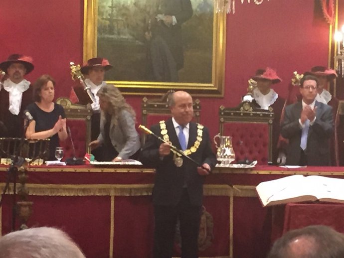 El alcalde de Granada, José Torres Hurtado, recibe el bastón de mando