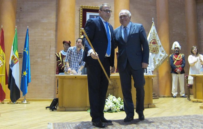 Antonio Rodríguez Osuna recibe el bastón de mando de manos de Pedro Acedo