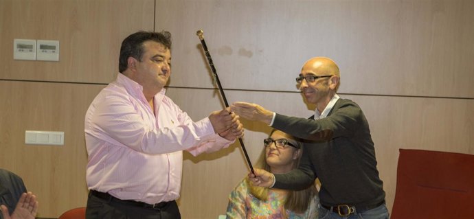 El 'popular' Jesús Díaz da el bastón de la Alcaldía al regionalista Miguel Ángel