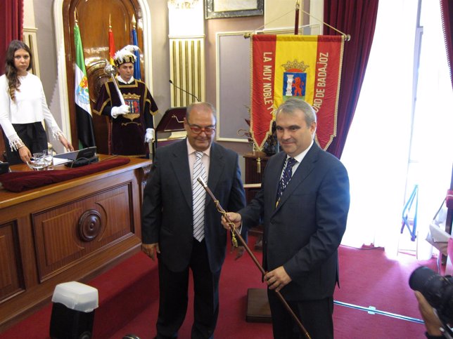 Francisco Javier Fragoso recibe el bastón de mando del ayuntamiento de Badajoz