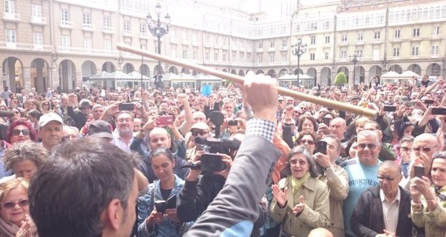 La Marea Atlántica entrega simbólicamente el bastón de mando de A  Coruña