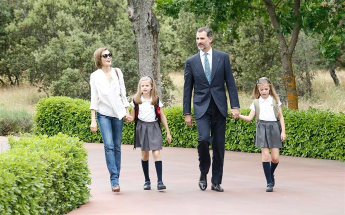  IMAGENES INÉDITAS REYES CON SUS HIJAS 
