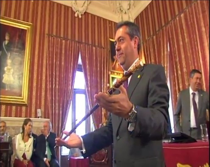 Juan Espadas sostiene el bastón de mando al proclamarse alcalde