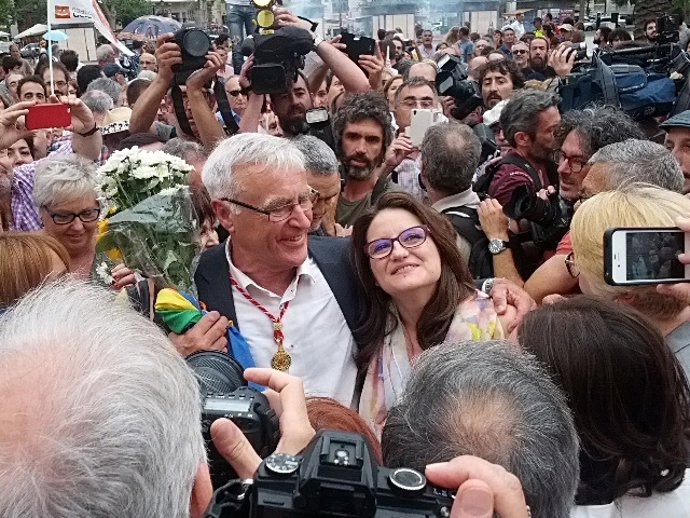 Ribó con Oltra en la plaza del Ayuntamiento