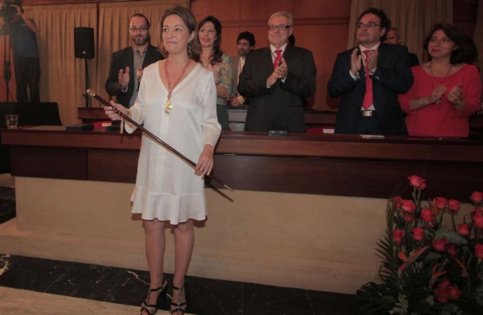 Ambrosio, con el bastón de mando, ante los ediles de PSOE e IU