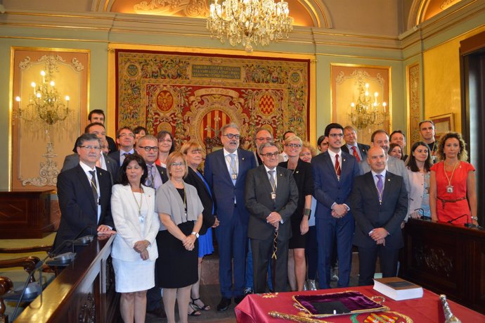 El alcalde A.Ros con el resto de concejales de Lleida